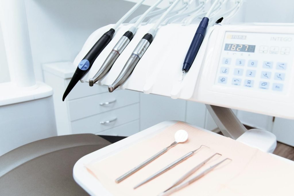 Dra Eva Maria Fuertes - Clean and professional dental office setup with tools ready for patient treatment.
